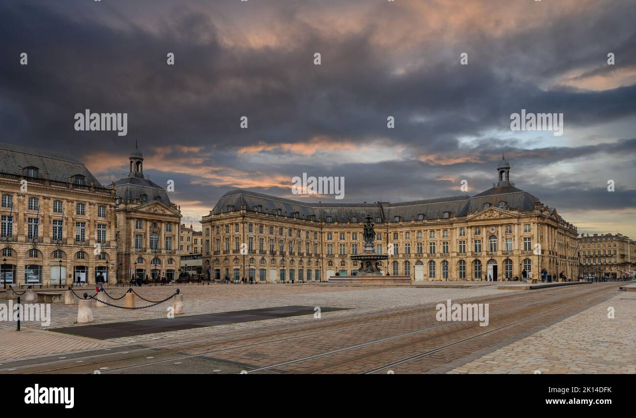 Place de la Bourse in Bordeaux, unter bewölktem Himmel, in Neu-Aquitanien, Frankreich Stockfoto