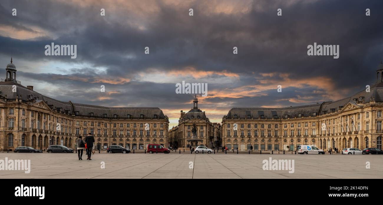 Place de la Bourse in Bordeaux, unter bewölktem Himmel, in Neu-Aquitanien, Frankreich Stockfoto