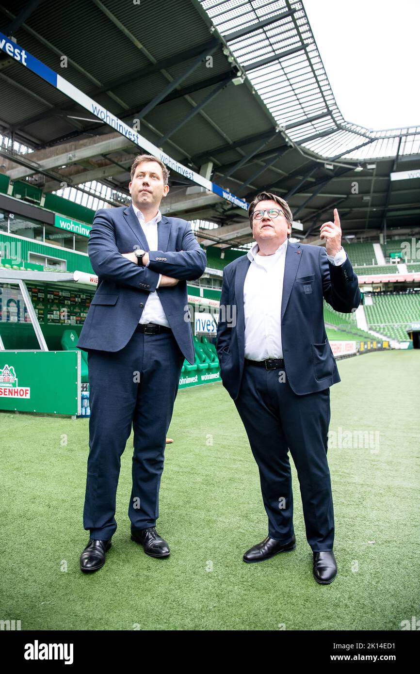 Bremen, Deutschland. 15. September 2022. Lars Klingbeil, SPD-Parteivorsitzender, steht mit Hubertus Hess-Grunewald (SPD, r), dem Präsidenten von Werder Bremen, im Weser-Stadion. Quelle: Sina Schuldt/dpa/Alamy Live News Stockfoto