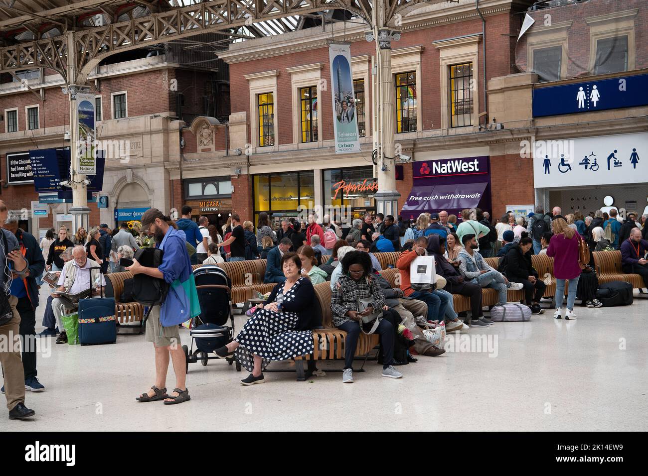 London, Großbritannien. 14.. September 2022. Die Leute stehen Schlange, um die Toiletten am Bahnhof Victoria zu benutzen, als Trauernde ankamen, um in die nahe gelegene Mall zu gehen, um die Prozession des Sarges Ihrer Majestät der Königin zu beobachten. Quelle: Maureen McLean/Alamy Stockfoto