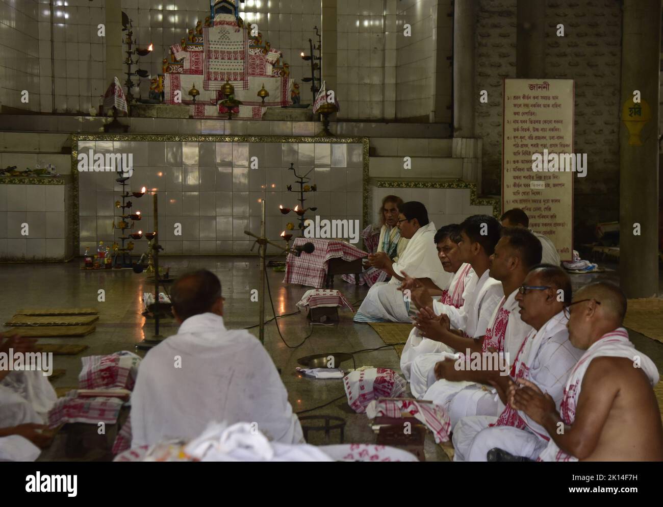 Guwahati, Guwahati, Indien. 15. September 2022. Devotees führen Naam Kirtan (Devotional Songs) als Teil des Madhav Dev Tithi vor, der seinen Todestag am Donnerstag, 15.. September 2022, im Kalapahar Naam ghar in Guwahati Assam India feiert (Bildquelle: © Dasarath Deka/ZUMA Press Wire) Stockfoto