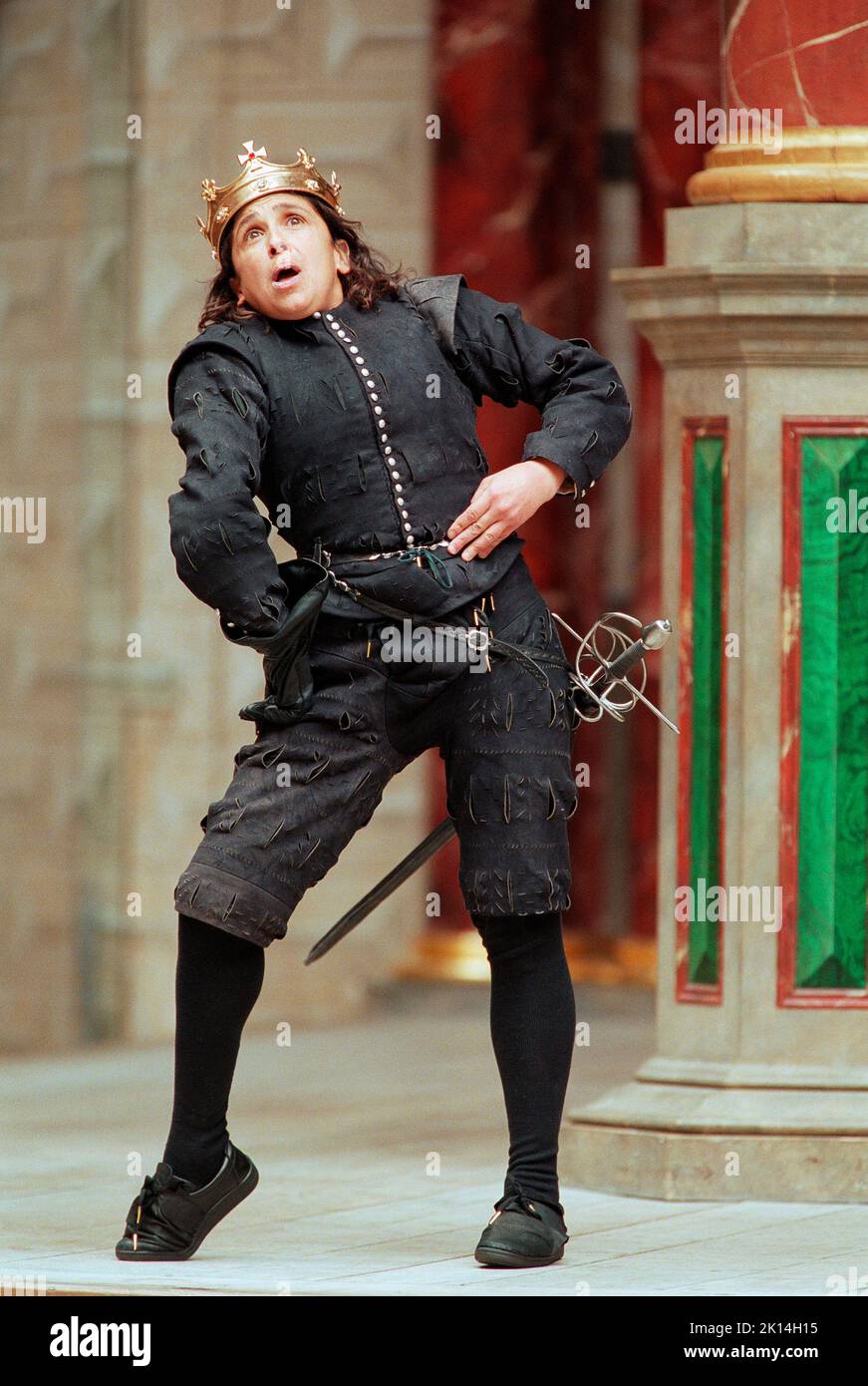 Kathryn Hunter (Richard III) in RICHARD III von Shakespeare at Shakespeare's Globe, London SE1 11/06/2003 Teil der Regimesaison Change Design: Jenny Tiramani Regie: Barry Kyle Stockfoto