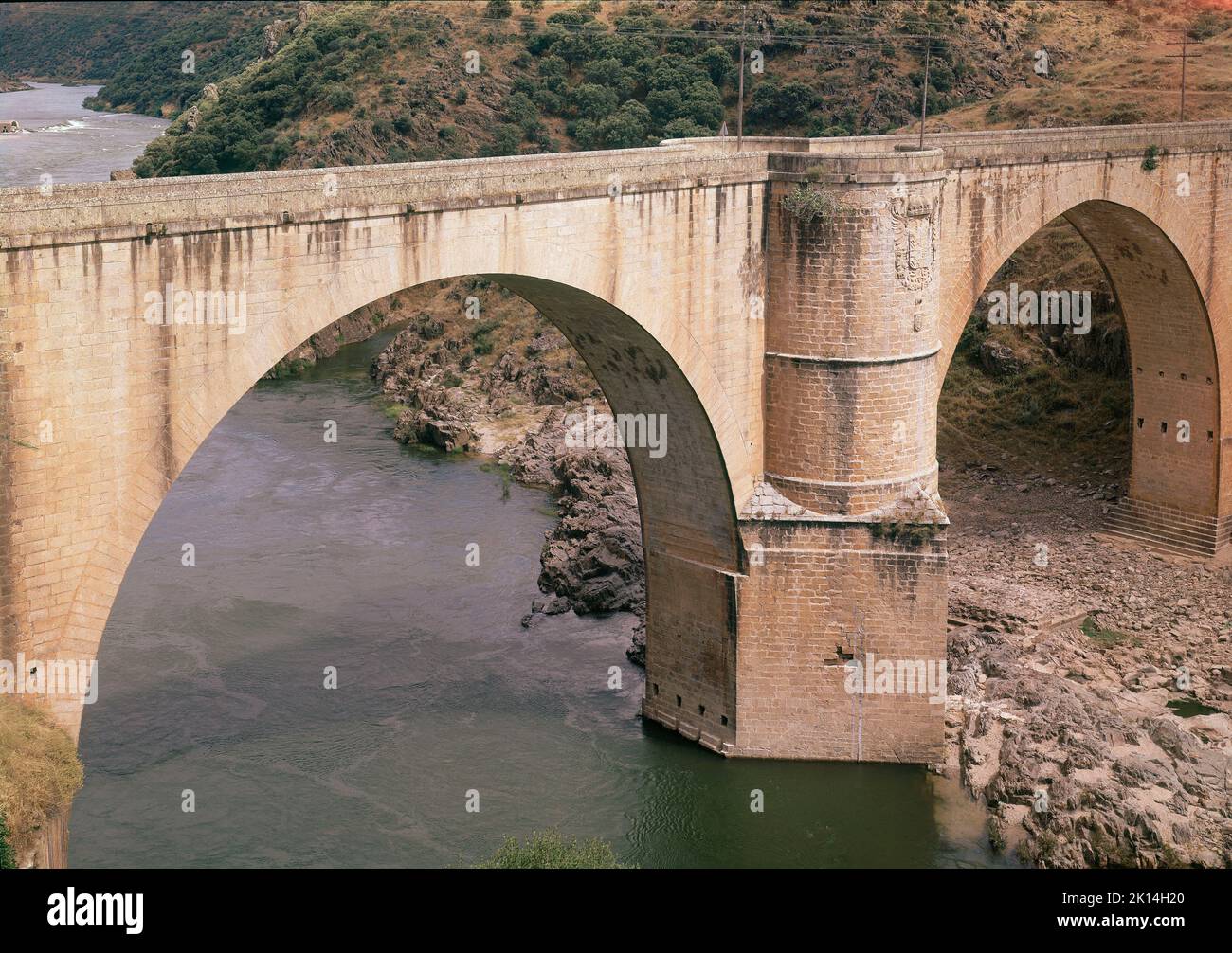 PUENTE DE ALMARAZ SOBRE EL TAJO S XVI - ALLE DE DOS ARCOS Y ESCUDO DE CARLOS V - FOTO AÑOS 60. AUTOR: PEDRO URIAS (SIGLO XVI). Lage: AUSSEN. Almaráz. CACERES. SPANIEN. Stockfoto