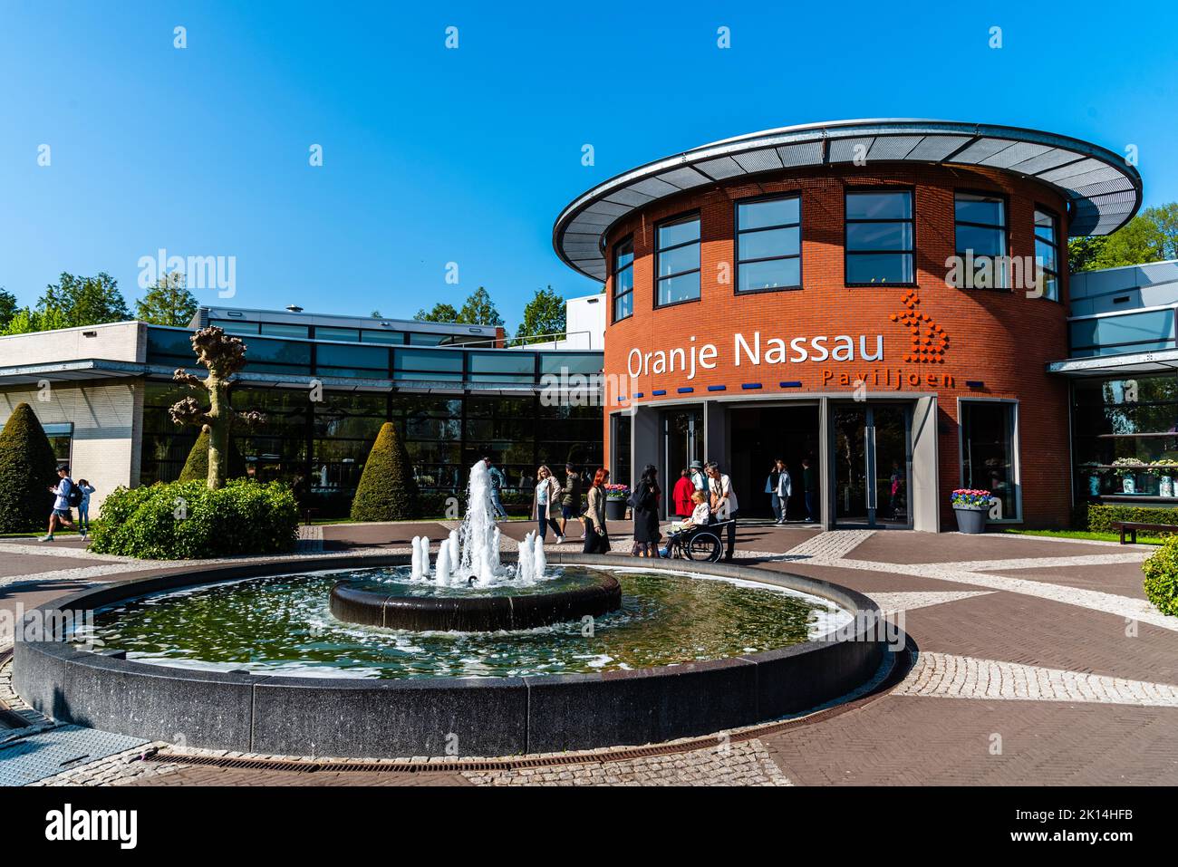 Lisse, Niederlande - 6. Mai 2022: Keukenhof Park. Es ist weithin bekannt für seine Tulpen und bunten Gärten. Oranje Nassau Gebäude und Brunnen Stockfoto