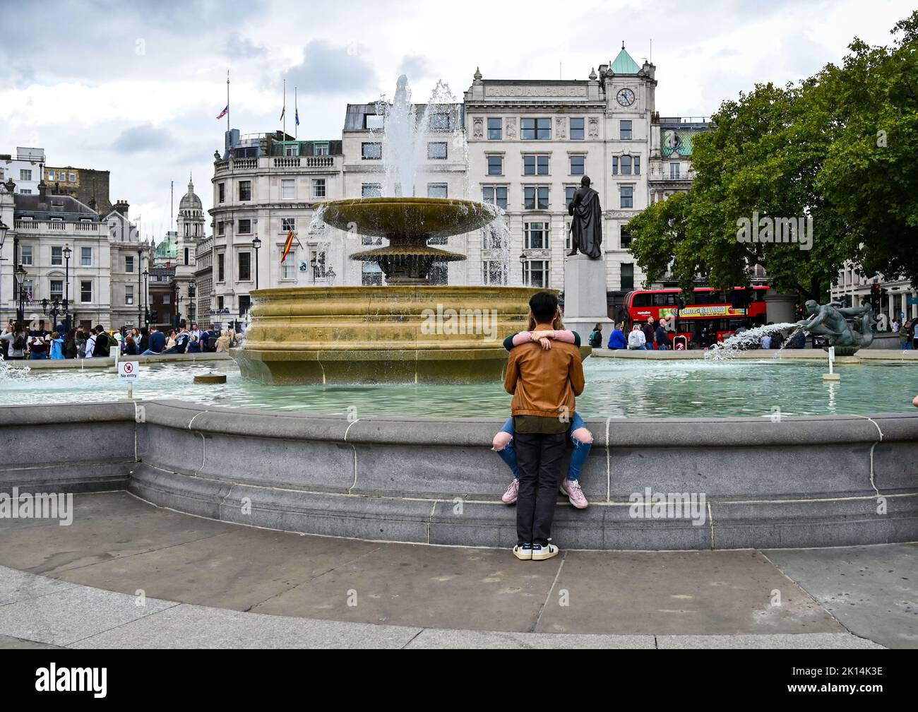 Trafalgar Square London UK - Paares together by one of the Fountains in the Square Photograph taken by Simon Dack Stockfoto