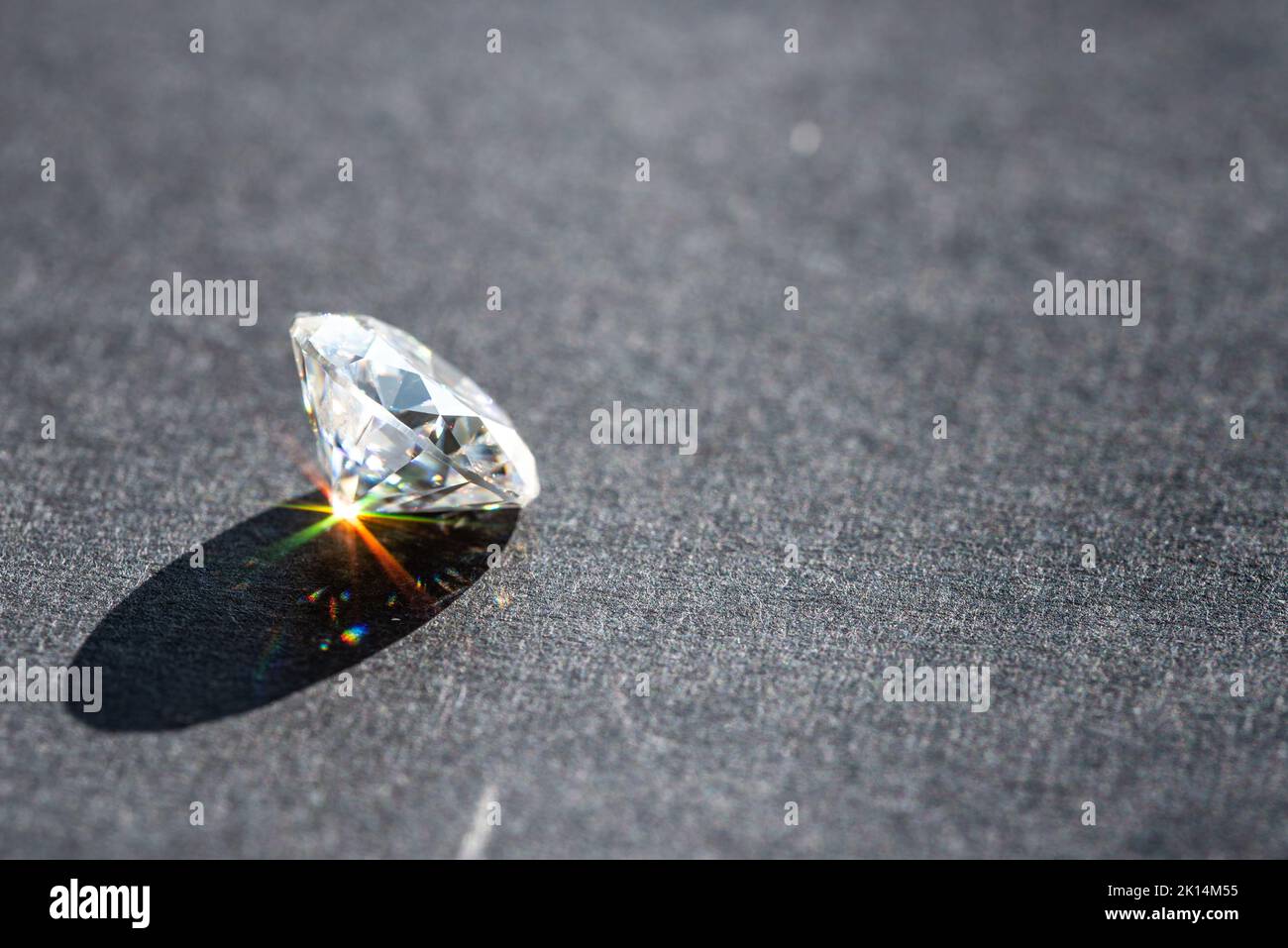 Diamant Edelstein Glanz auf grauem Hintergrund Stockfoto