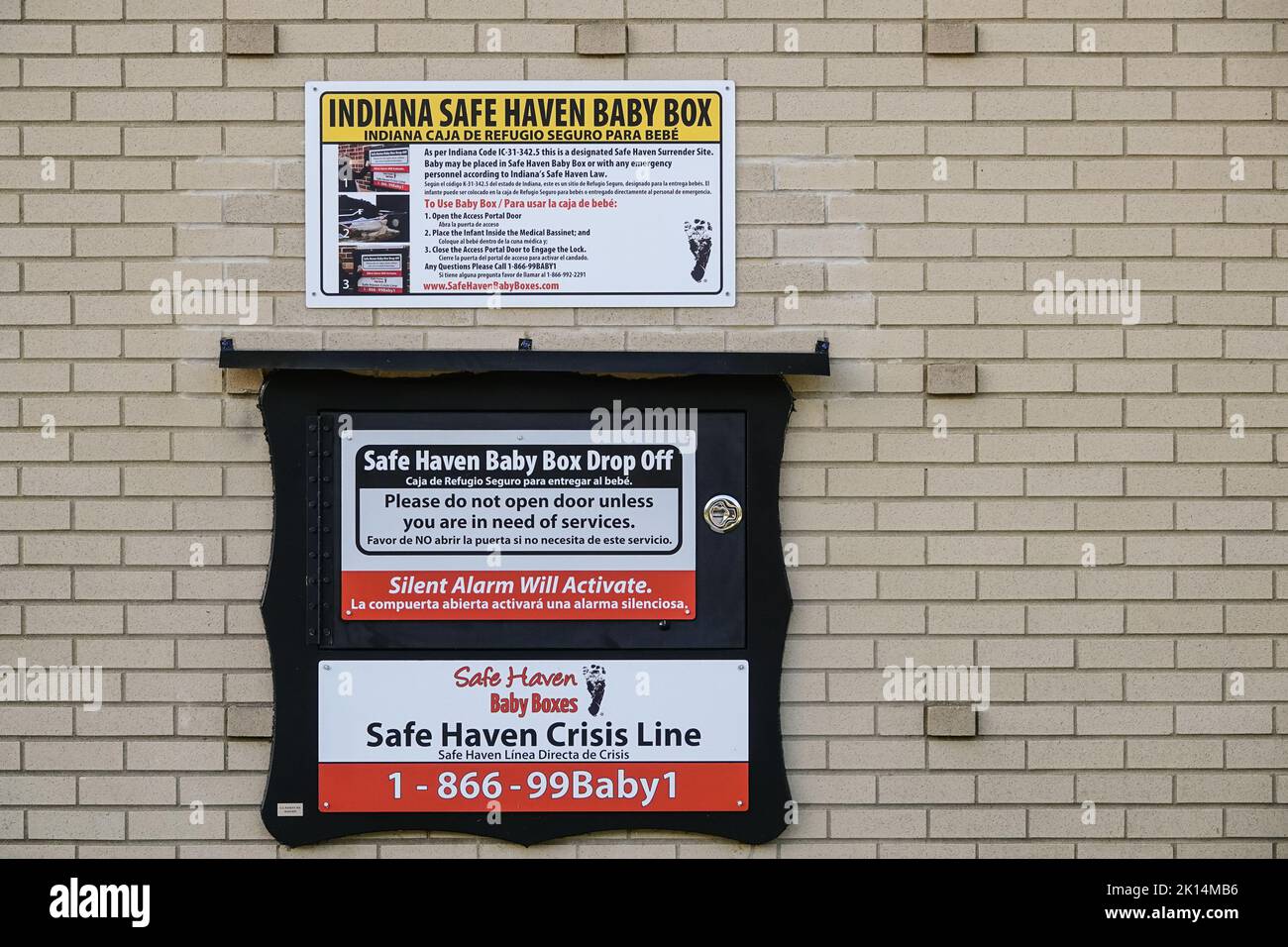 Safe HAVEN Baby Box Drop off in der Wand der Carmel Fire Department Station 45 in der Nähe von Indianapolis, 7. September 2022 in Carmel, Indiana. Stockfoto