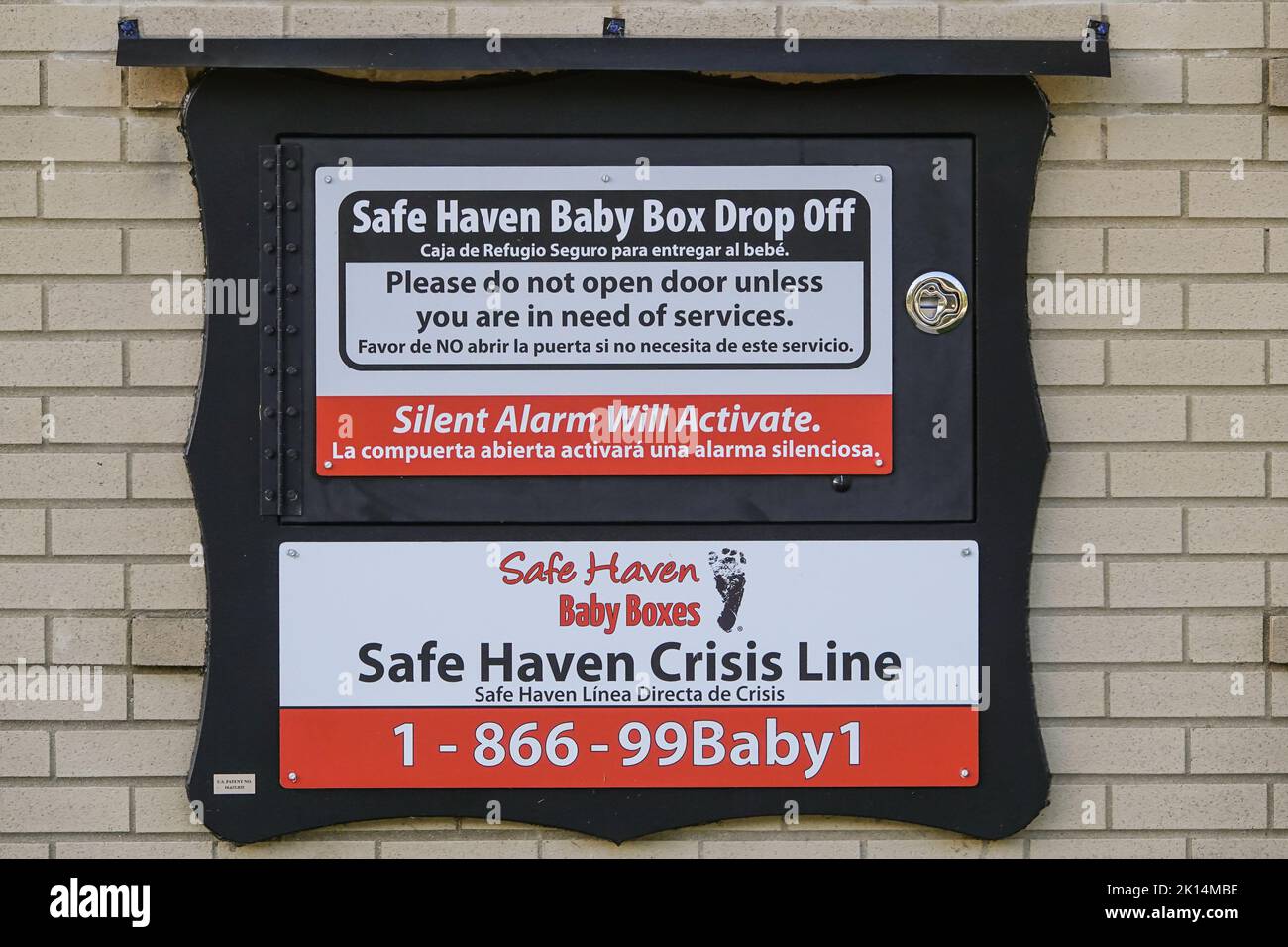 Safe HAVEN Baby Box Drop off in der Wand der Carmel Fire Department Station 45 in der Nähe von Indianapolis, 7. September 2022 in Carmel, Indiana. Stockfoto