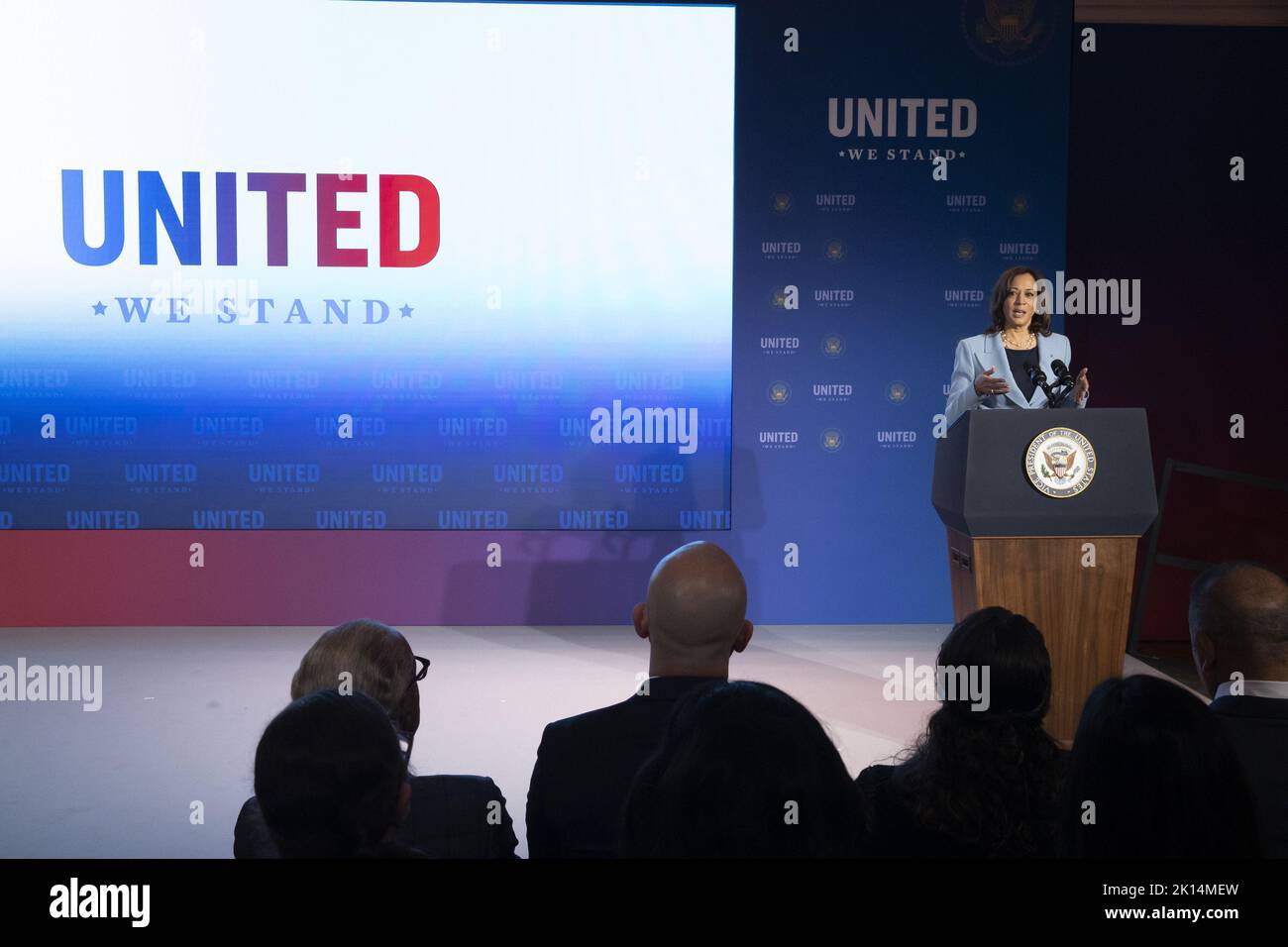 Washington, Usa. 15. September 2022. Vizepräsidentin Kamala Harris hält am Donnerstag, dem 15. September 2022, auf dem United We Stand Summit im Ostsaal des Weißen Hauses in Washington, DC, eine Rede. Foto von Michael Reynolds/UPI Credit: UPI/Alamy Live News Stockfoto