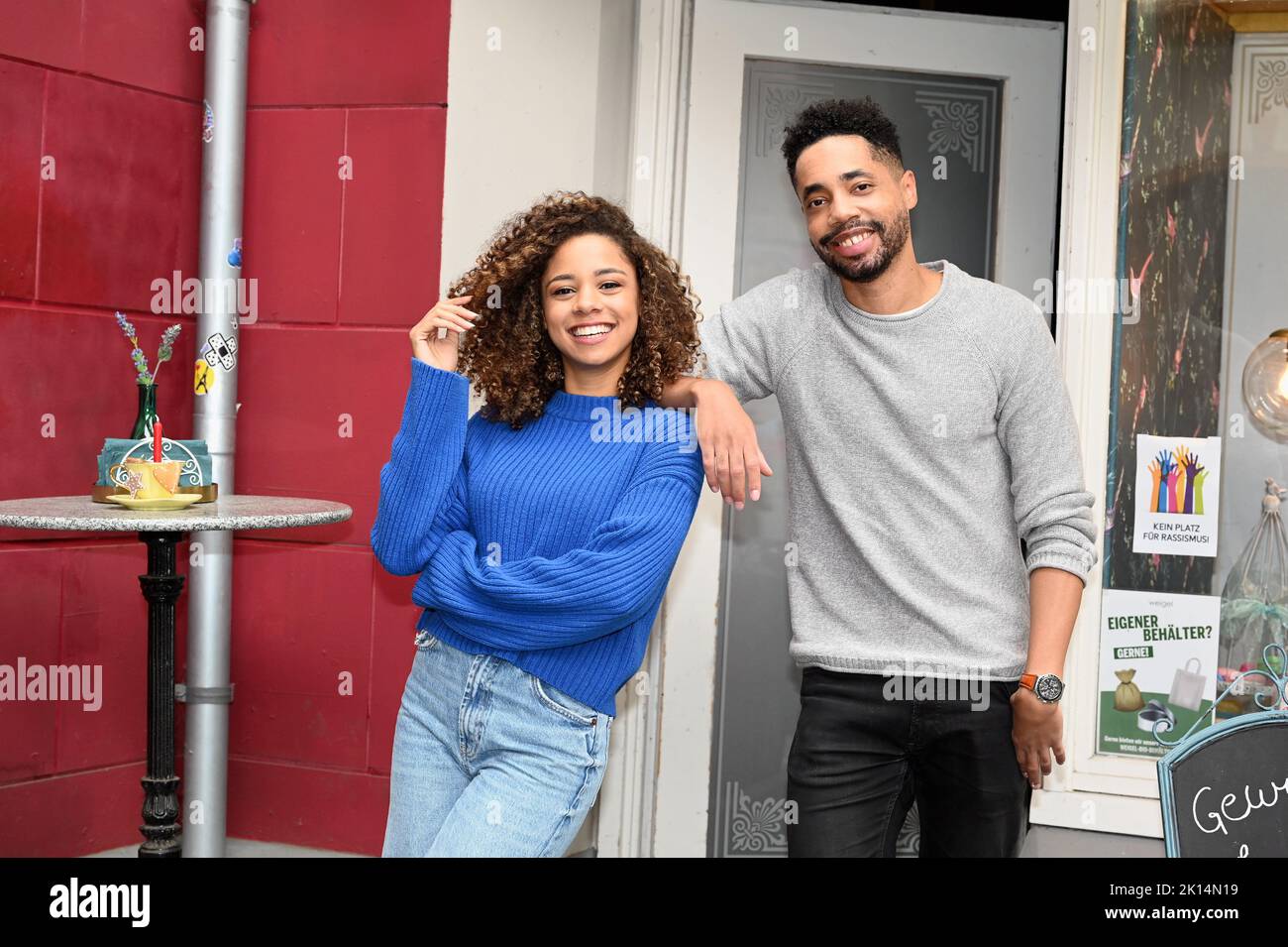 Köln, Deutschland. 15. September 2022. Die Schauspieler Jess Maura ( spielt Paula ) und Julius Dombrink ( spielt Theo Wolters ) posieren im Outdoor-Set der RTL-Serie unter uns, Credit: Horst Galuschka/dpa/Alamy Live News Stockfoto