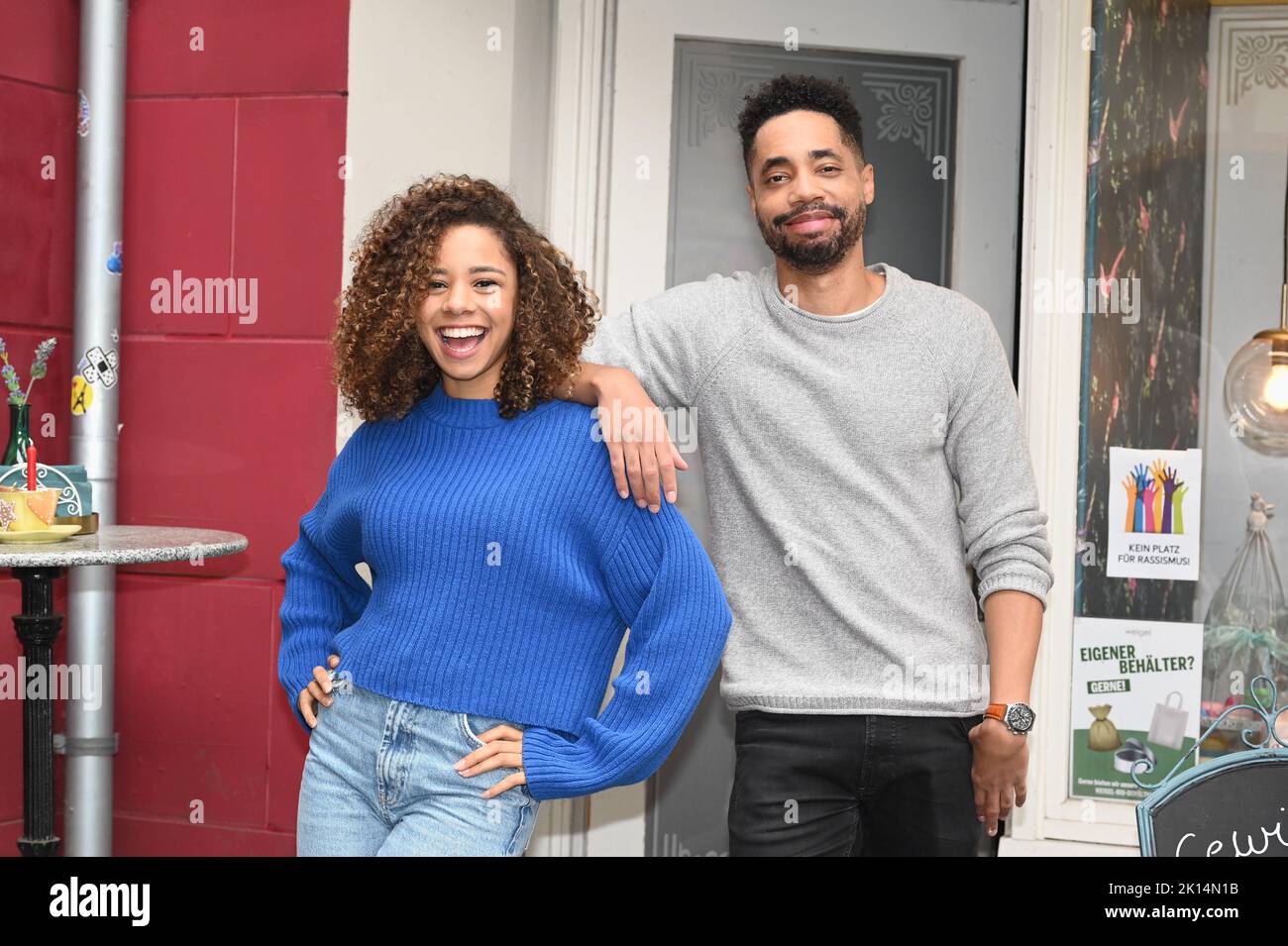 Köln, Deutschland. 15. September 2022. Die Schauspieler Jess Maura ( spielt Paula ) und Julius Dombrink ( spielt Theo Wolters ) posieren im Outdoor-Set der RTL-Serie unter uns, Credit: Horst Galuschka/dpa/Alamy Live News Stockfoto