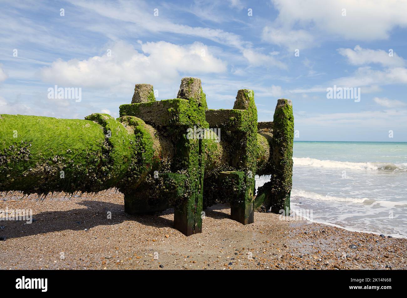 Abwasserausfälle und Strandverschmutzung Stockfoto
