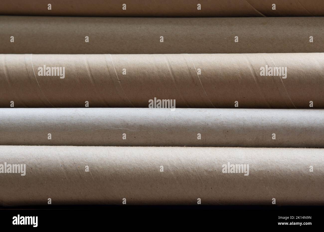 Horizontale Ansicht der großen Kartonschläuche Stockfoto