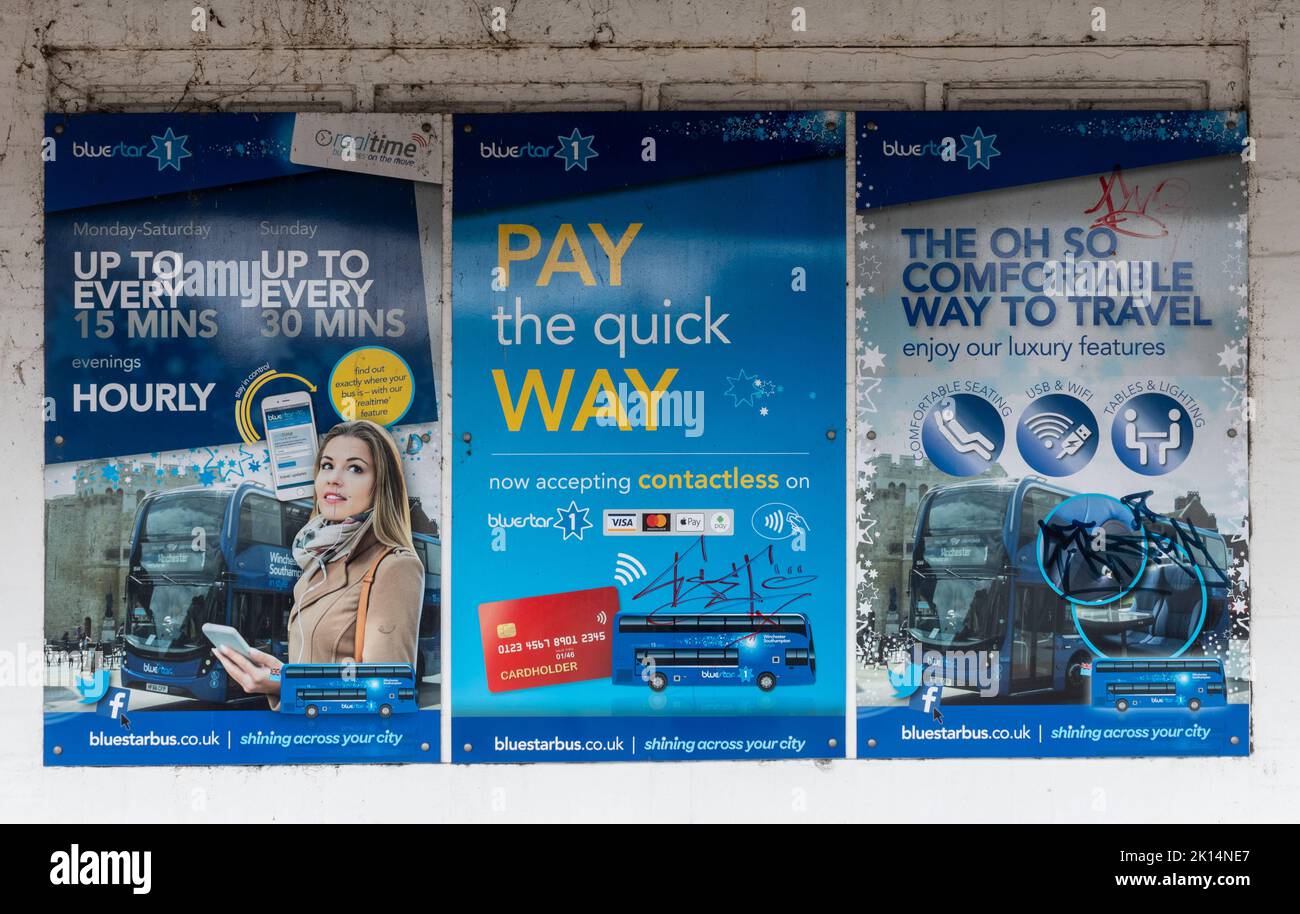 Poster von Bluestar Buses über den Busverkehr am Busbahnhof Winchester, Hampshire, England, Großbritannien Stockfoto