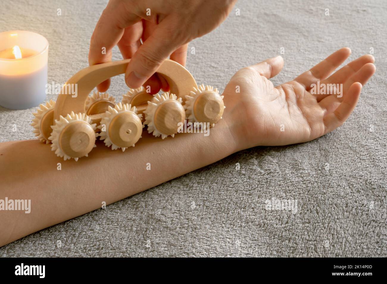 Die Frau erhält eine entspannende Massage, um die Lymphdrainage und den Blutfluss in einer gemütlichen Umgebung zu stimulieren Stockfoto
