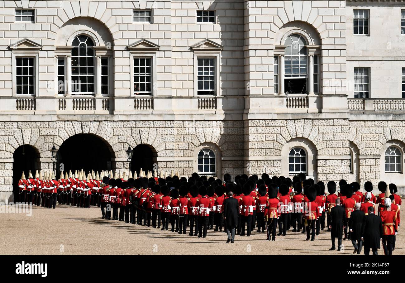 Mitglieder der Life Guards (R) führen die Band der Grenadier Guards während der zeremoniellen Prozession des Sarges von Königin Elizabeth II. Vom Buckingham Palace zur Westminster Hall London, wo er vor ihrer Beerdigung am Montag in einem Zustand liegen wird. Bilddatum: Mittwoch, 14. September 2022. Stockfoto