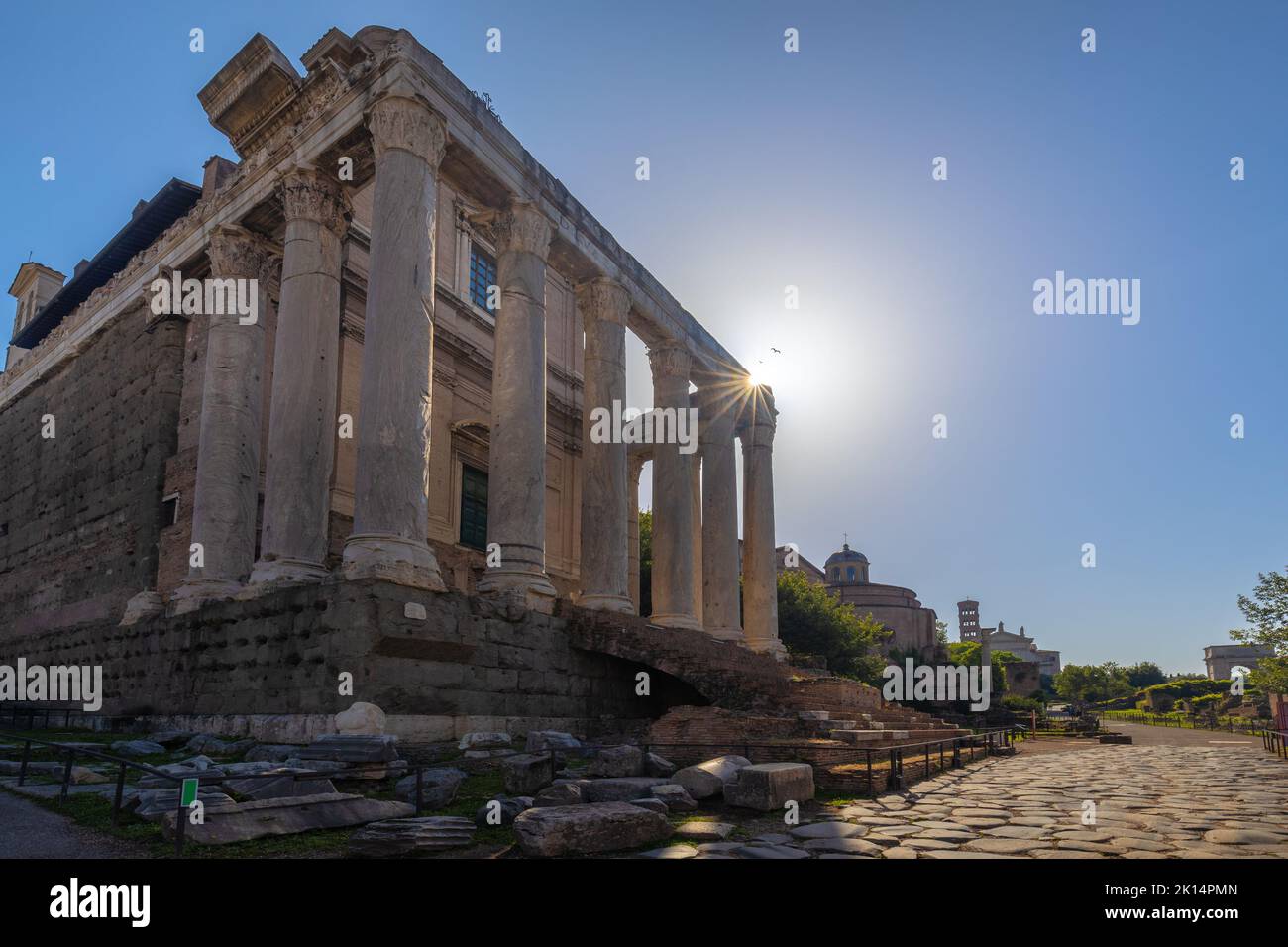 Der Tempel von Antoninus und Faustina im Forum Romanum (lateinisch Forum Romanum), Rom, Italien, Europa. Stockfoto