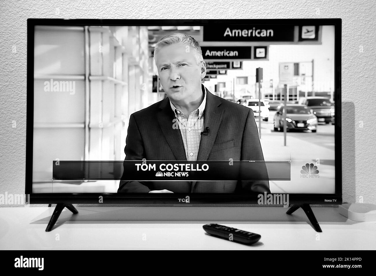 Ein Screenshot des NBC-Fernsehreporters Tom Costello, der live vom Ronald Reagan Washington National Airport in Washington, D.C., berichtet Stockfoto