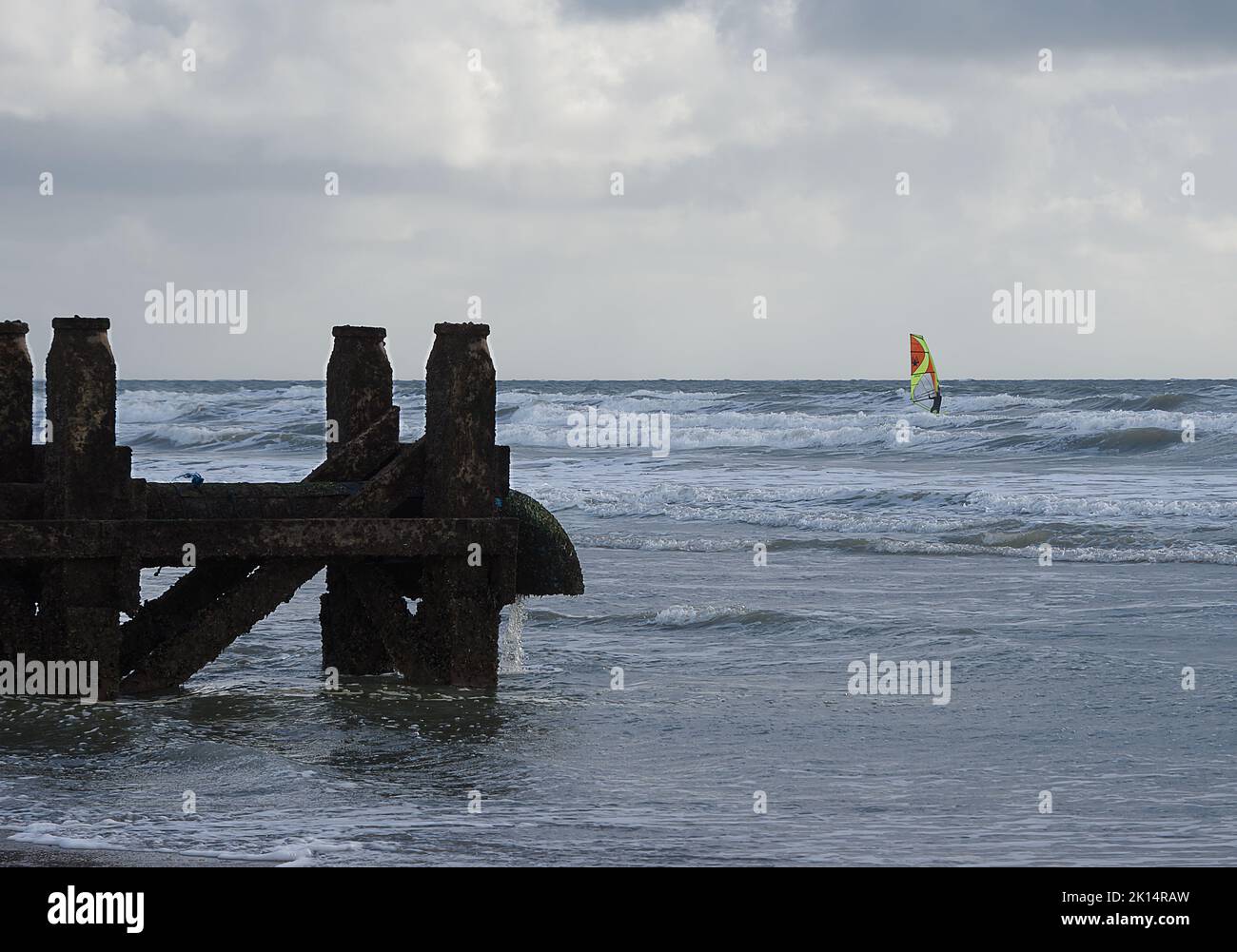 Abwasserausfälle und Strandverschmutzung Stockfoto