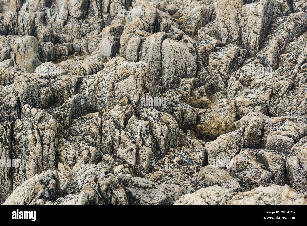 Natursteinhintergrund, die Überreste von Lavabasaltsäulen bilden eine Relieffläche Stockfoto