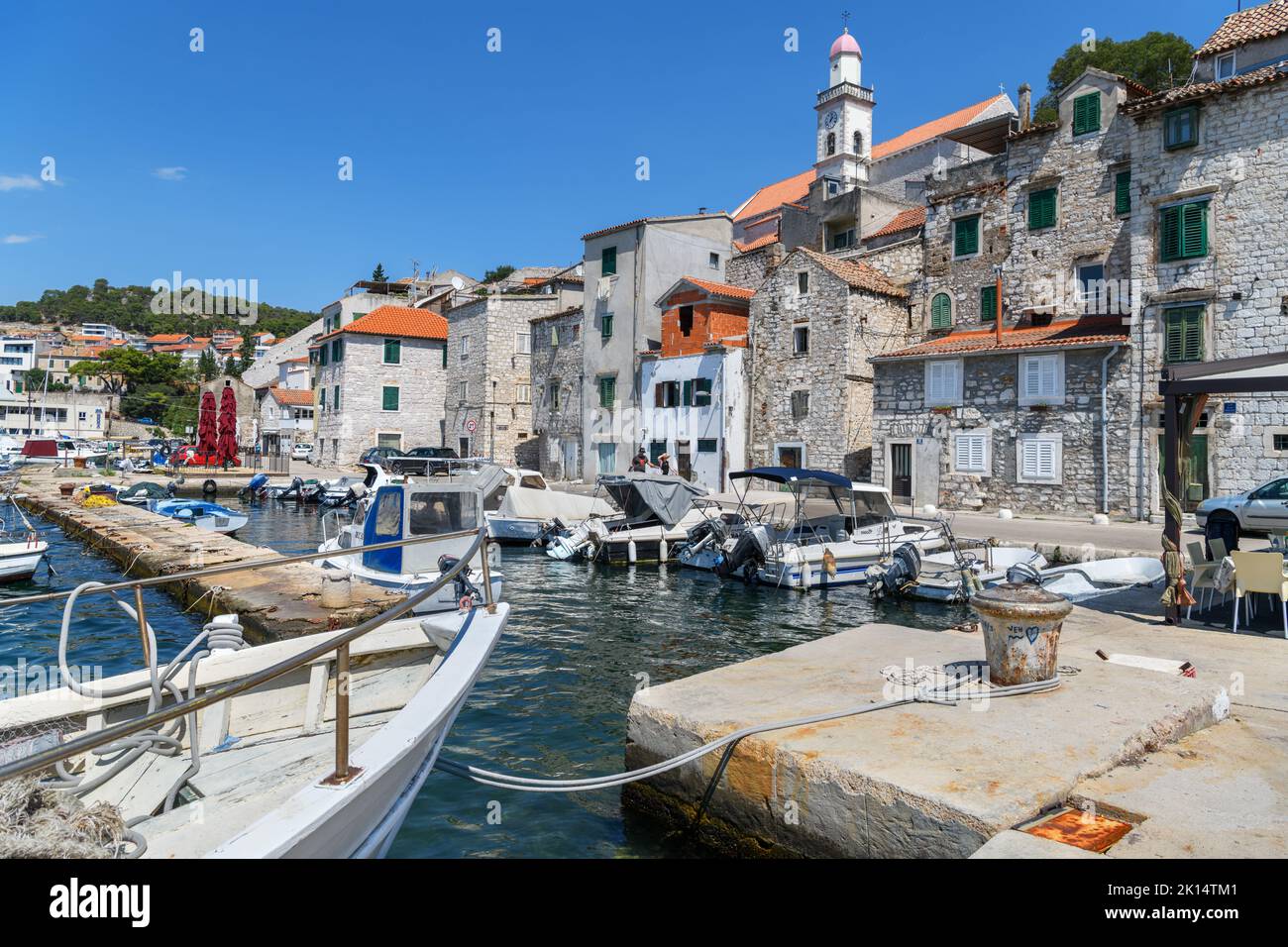 Direkt am Meer in der historischen Stadt Sibenik, Kroatien Stockfoto