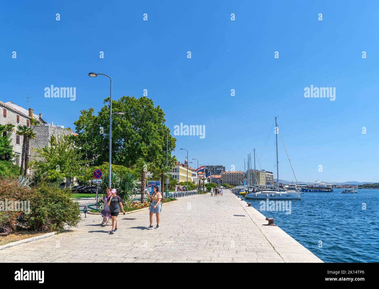 Strandpromenade in der Altstadt von Sibenik, Kroatien Stockfoto