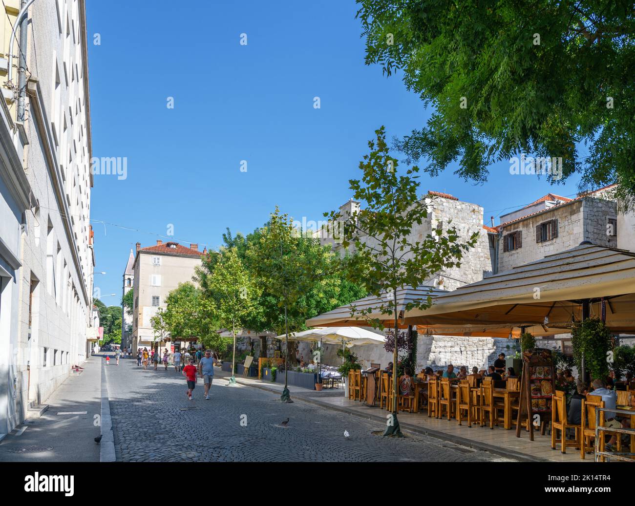 Café und Bar auf der Ulica Kralja Tomislava, einer Straße in der Altstadt von Split, Kroatien Stockfoto