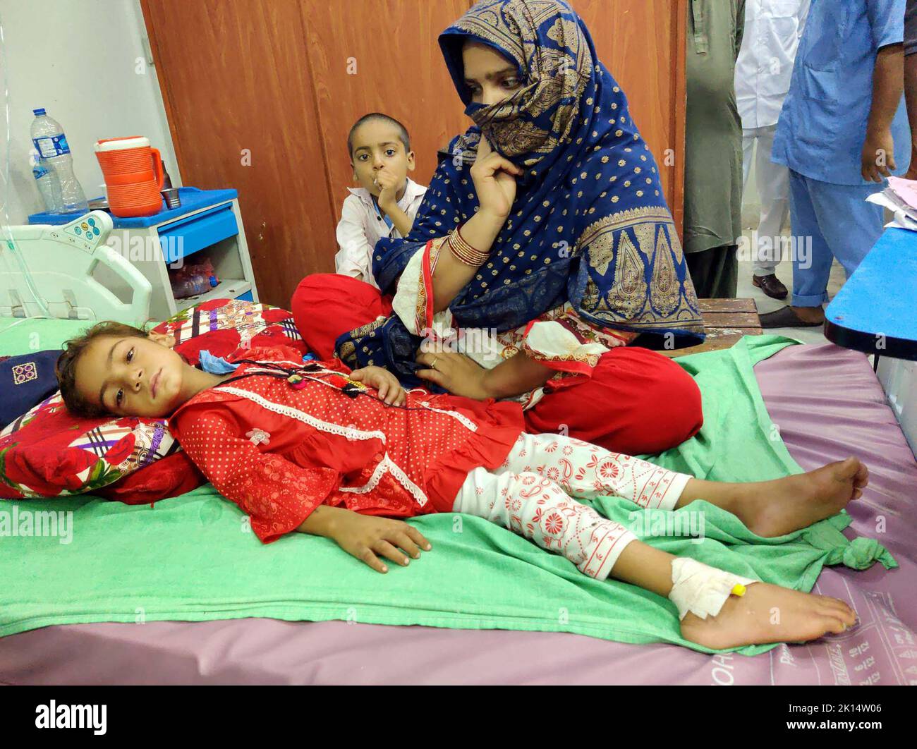 Nach Ausbruch von Epidemien unter den Flutopfer werden die Opfer der Überschwemmung am Donnerstag, dem 15. September 2022, im Zivilkrankenhaus behandelt. Durch Wasser übertragene Krankheiten sind nach Rekordregnen von Monsunregen, die verheerende Überschwemmungen verursacht haben, an denen im ganzen Land 1.486 Menschen gestorben sind, in großem Gange. Stockfoto