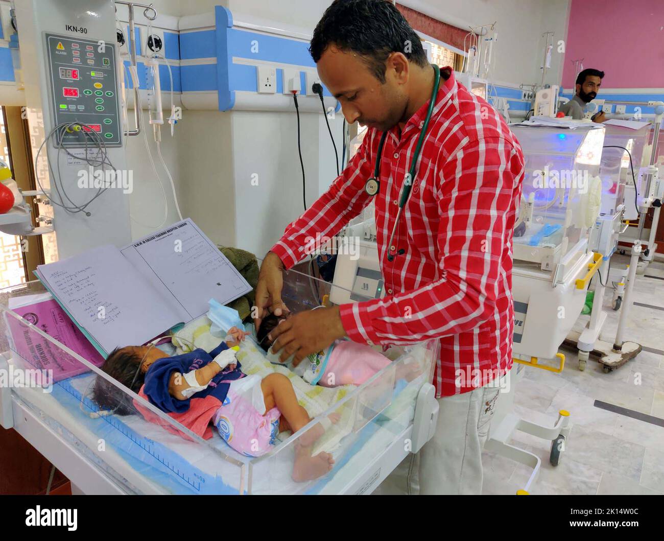 Nach Ausbruch von Epidemien unter den Flutopfer werden die Opfer der Überschwemmung am Donnerstag, dem 15. September 2022, im Zivilkrankenhaus behandelt. Durch Wasser übertragene Krankheiten sind nach Rekordregnen von Monsunregen, die verheerende Überschwemmungen verursacht haben, an denen im ganzen Land 1.486 Menschen gestorben sind, in großem Gange. Stockfoto