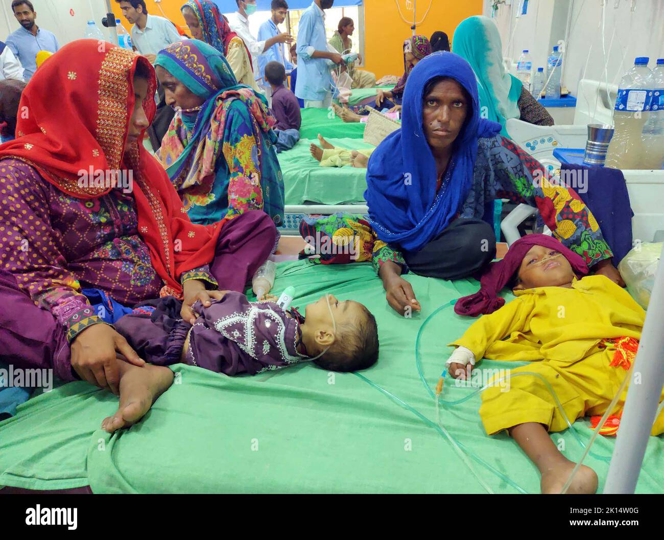 Nach Ausbruch von Epidemien unter den Flutopfer werden die Opfer der Überschwemmung am Donnerstag, dem 15. September 2022, im Zivilkrankenhaus behandelt. Durch Wasser übertragene Krankheiten sind nach Rekordregnen von Monsunregen, die verheerende Überschwemmungen verursacht haben, an denen im ganzen Land 1.486 Menschen gestorben sind, in großem Gange. Stockfoto