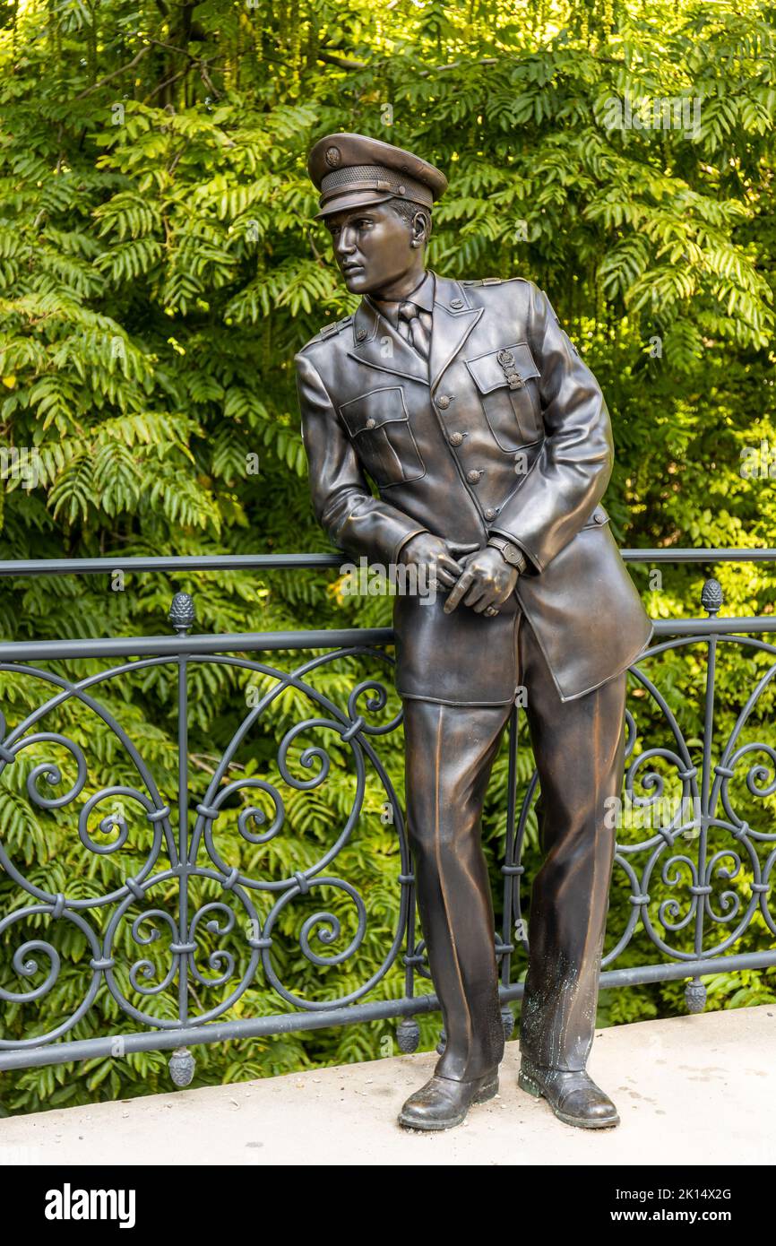 Die erste lebensgroße Bronzestatue des US-amerikanischen Sängers Elvis Aaron Presley (1935-1977) in Deutschland wurde am 13.. August 2021 auf der US-Flussbrücke im Kurort Bad Nauheim, Hessen, eingeweiht, initiiert von Fans, Modell 3D der Firma EGO3D, gegossen von der Gießerei Rincker. Elvis lebte in Bad Nauheim, als er von 1958 bis 1960 in der US-Armee diente. Stockfoto