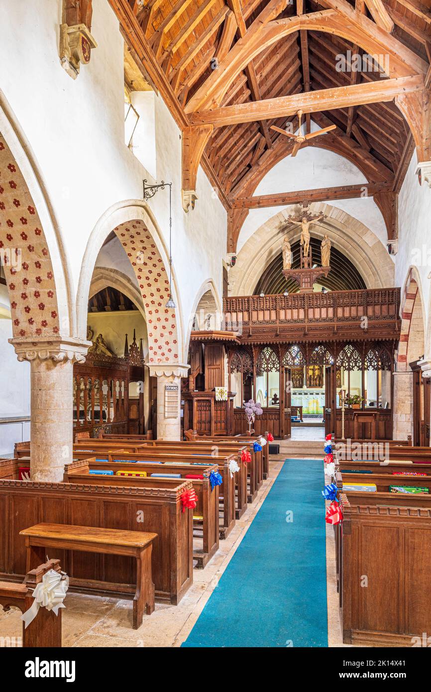Das Innere der Allerheiligen-Kirche im Cotswold-Dorf Down Ampney, Gloucestershire, Großbritannien. Ralph Vaughan Williams wurde im Alten Vikarage geboren. Stockfoto