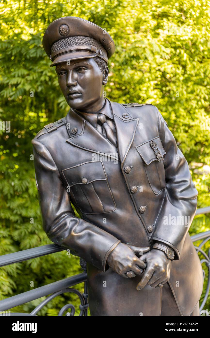 Die erste lebensgroße Bronzestatue des US-amerikanischen Sängers Elvis Aaron Presley (1935-1977) in Deutschland wurde am 13.. August 2021 auf der US-Flussbrücke im Kurort Bad Nauheim, Hessen, eingeweiht, initiiert von Fans, Modell 3D der Firma EGO3D, gegossen von der Gießerei Rincker. Elvis lebte in Bad Nauheim, als er von 1958 bis 1960 in der US-Armee diente. Stockfoto