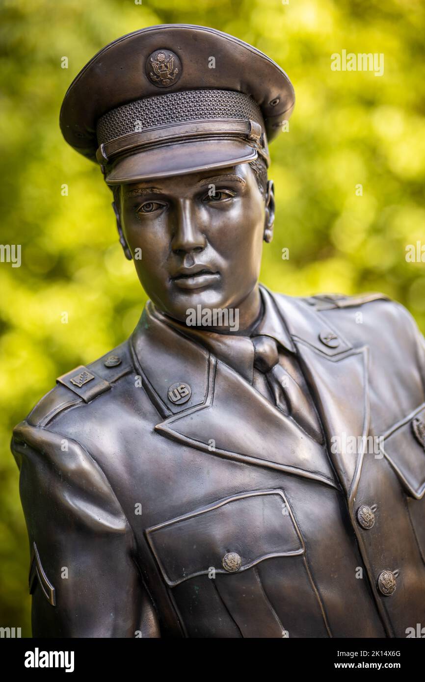 Die erste lebensgroße Bronzestatue des US-amerikanischen Sängers Elvis Aaron Presley (1935-1977) in Deutschland wurde am 13.. August 2021 auf der US-Flussbrücke im Kurort Bad Nauheim, Hessen, eingeweiht, initiiert von Fans, Modell 3D der Firma EGO3D, gegossen von der Gießerei Rincker. Elvis lebte in Bad Nauheim, als er von 1958 bis 1960 in der US-Armee diente. Stockfoto