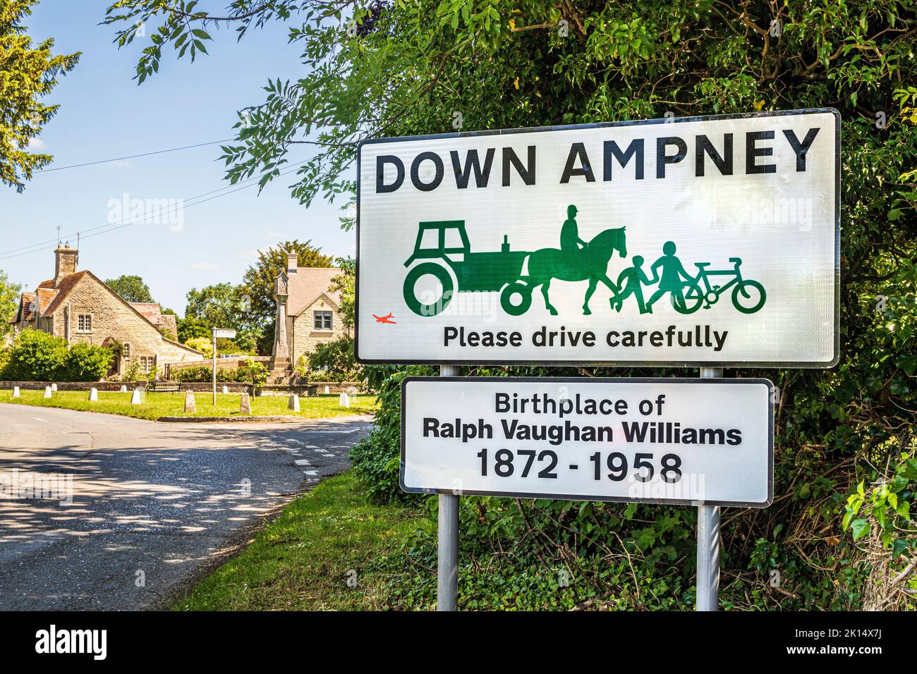 Ein Willkommensschild zum Cotswold-Dorf Down Ampney, Gloucestershire, Großbritannien. Ralph Vaughan Williams wurde 1872 im Alten Vikariat geboren. Stockfoto