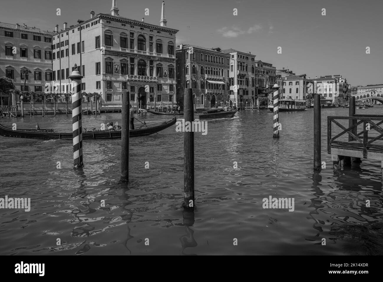 Canal Grande mit Blick auf die Rialtobrücke, Venedig. Schwarz und Weiß Stockfoto