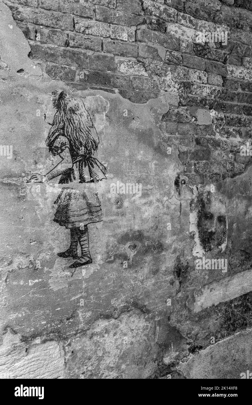 Alice im Wunderland Graffiti in einer venezianischen Gasse. Venedig Italien. Schwarz und Weiß Stockfoto