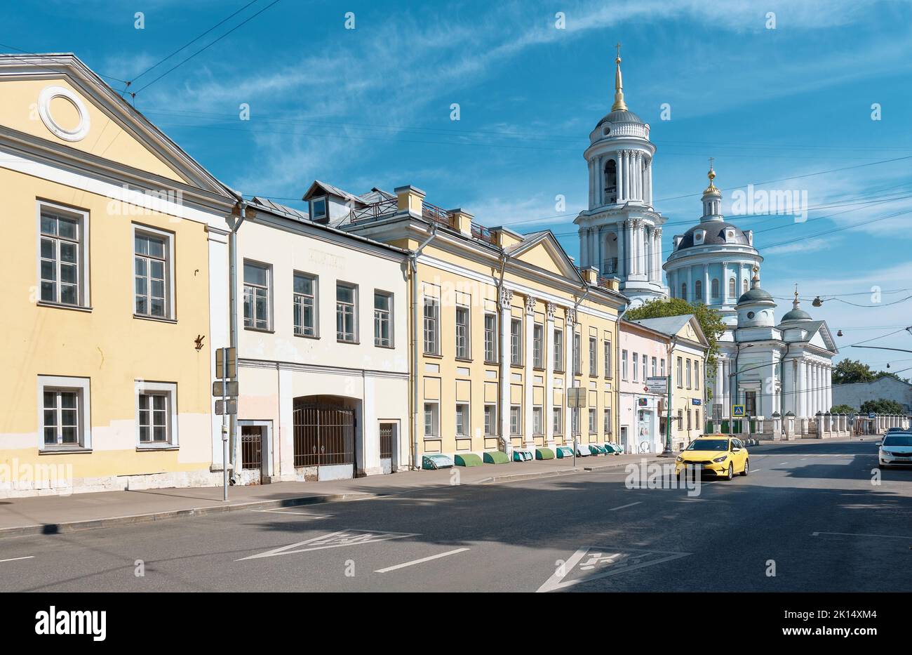 Blick auf das ehemalige Haus des Stadtguts von I.A.Kolesov, Ende des 18.. Jahrhunderts und die Kirche St. Martin des Bekenners, 1791-1806, landma Stockfoto