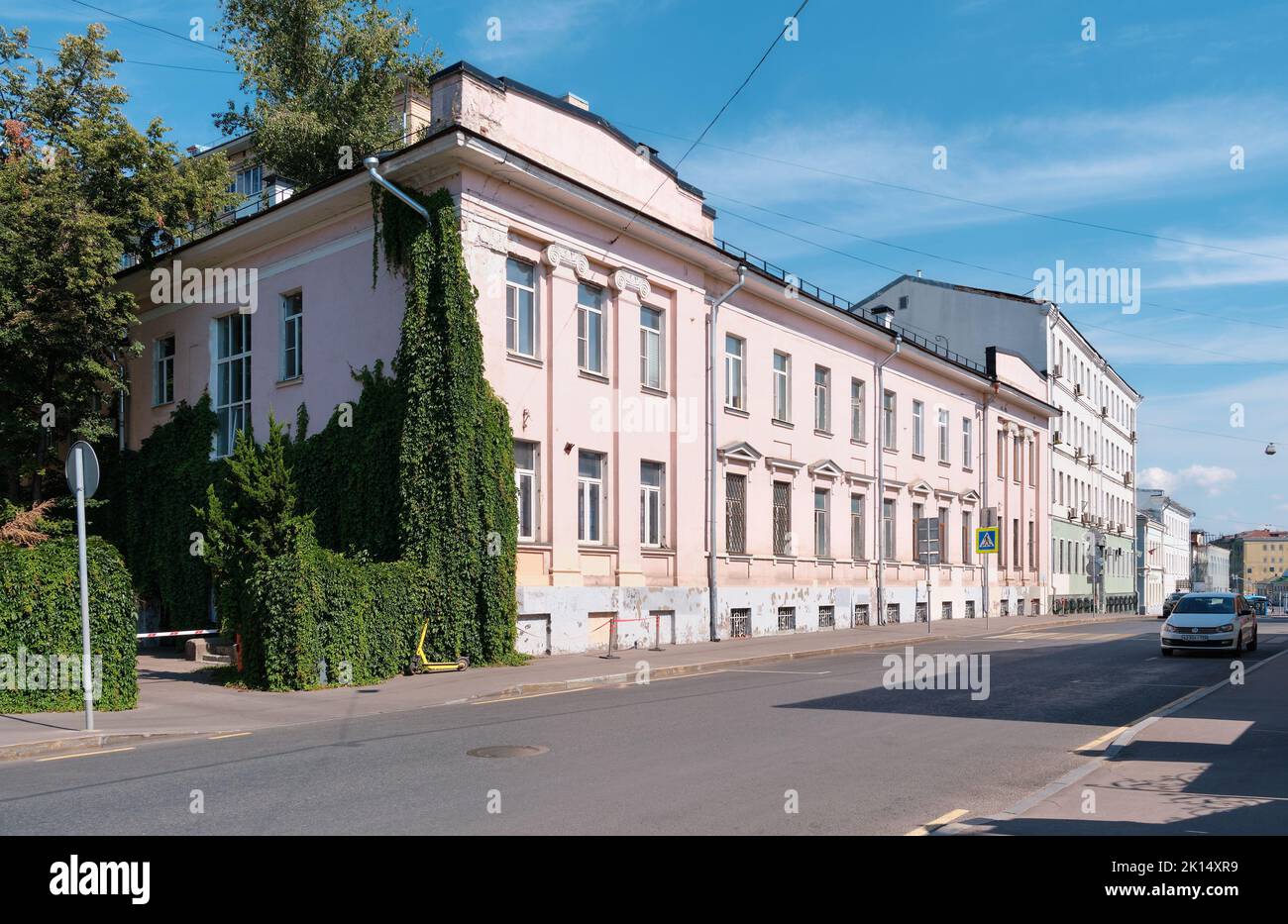 Blick auf das ehemalige Stadtgut der Besitzer der Goldschmiedefabrik Alekseevs, Alexander-Solschenizyn-Straße, Wahrzeichen: Moskau, Russland - 14. August 2 Stockfoto