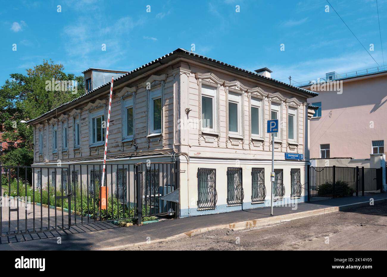 Towarischtschesky Lane, Ansicht eines alten hölzernen Herrenhauses des 19.. Jahrhunderts: Moskau, Russland - 14. August 2022 Stockfoto