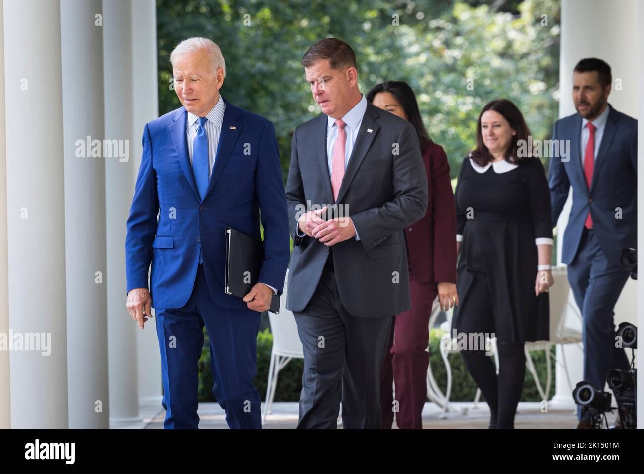 Der US-Präsident Joe Biden (L) und der Arbeitsminister Marty Walsh (C-L) bereiten sich darauf vor, bekannt zu geben, dass die Eisenbahnunternehmen und Gewerkschaften eine vorläufige Vereinbarung getroffen haben, um einen Eisenbahnstreik im Rosengarten des Weißen Hauses in Washington, DC, USA, am 15. September 2022 zu vermeiden.Quelle: Jim LoScalzo/Pool über CNP /MediaPunch Stockfoto