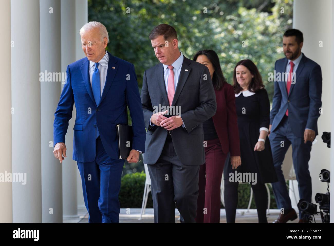 Der US-Präsident Joe Biden (L) und der Arbeitsminister Marty Walsh (C-L) bereiten sich darauf vor, bekannt zu geben, dass die Eisenbahnunternehmen und Gewerkschaften eine vorläufige Vereinbarung getroffen haben, um einen Eisenbahnstreik im Rosengarten des Weißen Hauses in Washington, DC, USA, am 15. September 2022 zu vermeiden.Quelle: Jim LoScalzo/Pool über CNP /MediaPunch Stockfoto