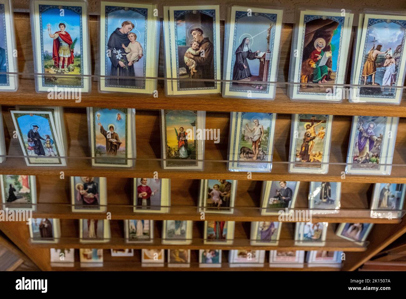 Religiöse Gegenstände aus dem Souvenirladen in der Kirche San-Roppe-de-Neri, Altstadt von Albuquerque, New Mexico Stockfoto