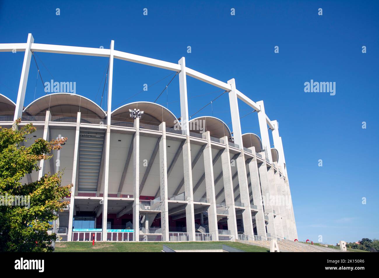 14. september 2022-Bukarest, Rumänien. Das Nationalstadion oder Arena Nationala an einem sonnigen Tag von der Seite aus gesehen Stockfoto