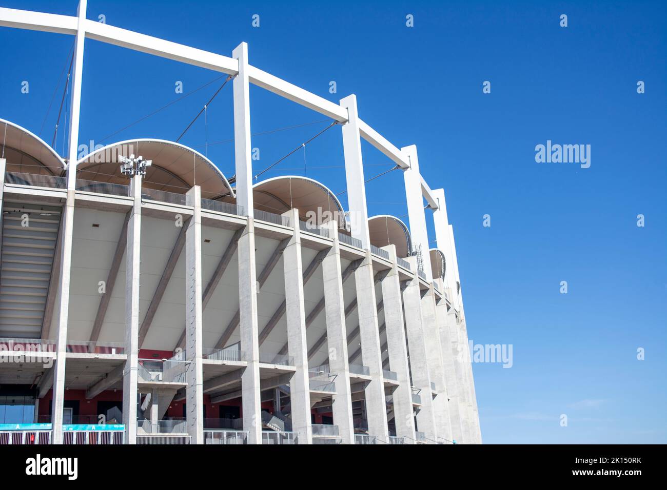 14. september 2022-Bukarest, Rumänien. Das Nationalstadion oder Arena Nationala an einem sonnigen Tag von der Seite aus gesehen Stockfoto