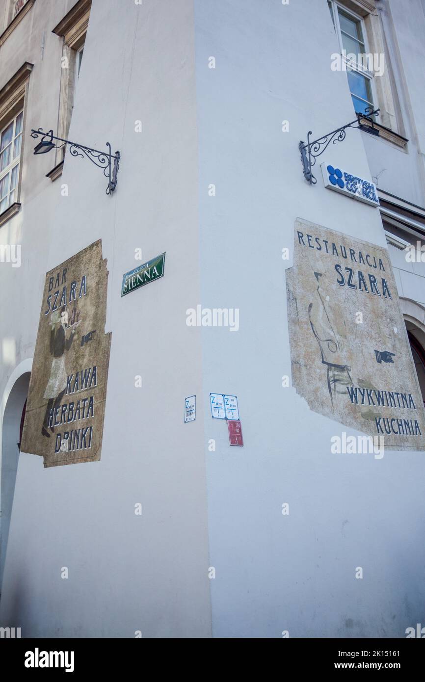 Dekorative Straßenschilder an der Ecke eines Gebäudes in der Krakauer Altstadt Stockfoto