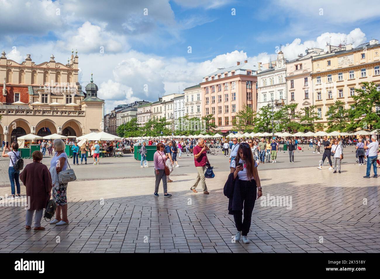 Straßenszene auf dem Marktplatz in der Krakauer Altstadt Polen Stockfoto