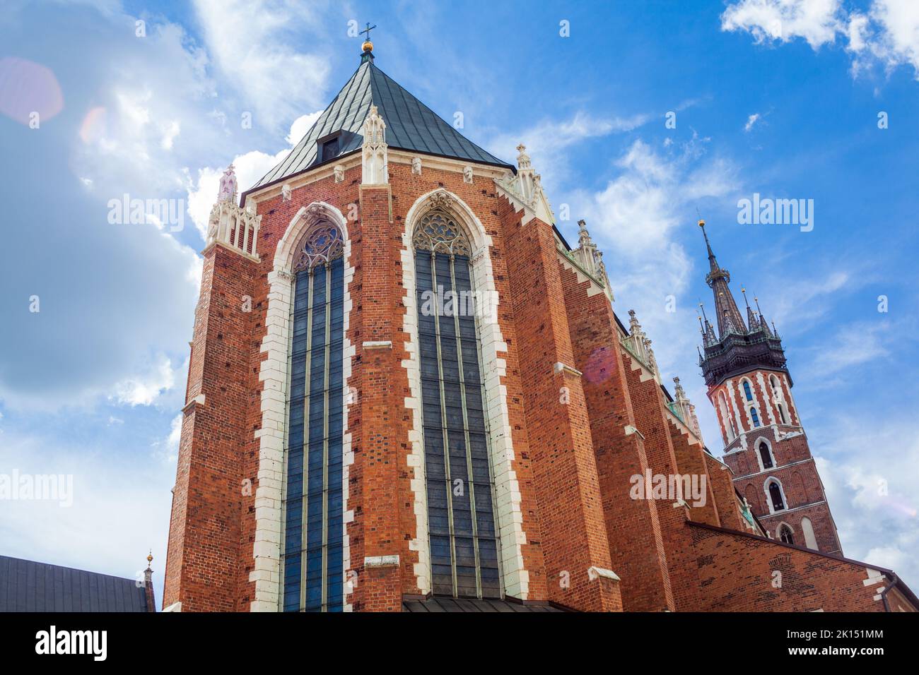 Marienbasilika unter blauem Himmel in der Altstadt von Krakau in Polen Stockfoto