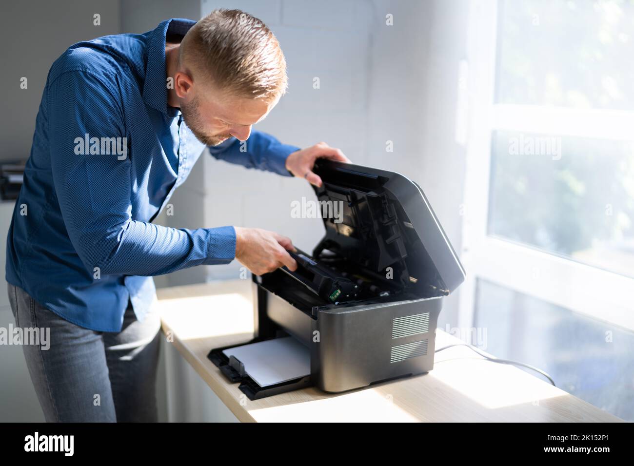 Beheben Von Problemen Mit Dem Tonerdrucker Oder Der Tintenpatrone. Büro-Fotokopierer Stockfoto