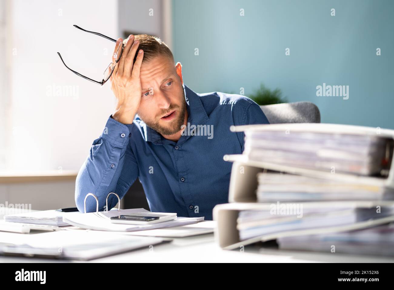 Gelangweilter Workaholic Buchhalter Geschäftsmann Am Office Desk Stockfoto
